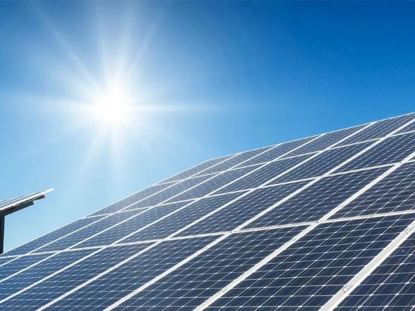 Neoen alimenta os primeiros 100 MW do projeto solar de 400 MW de Queensland
